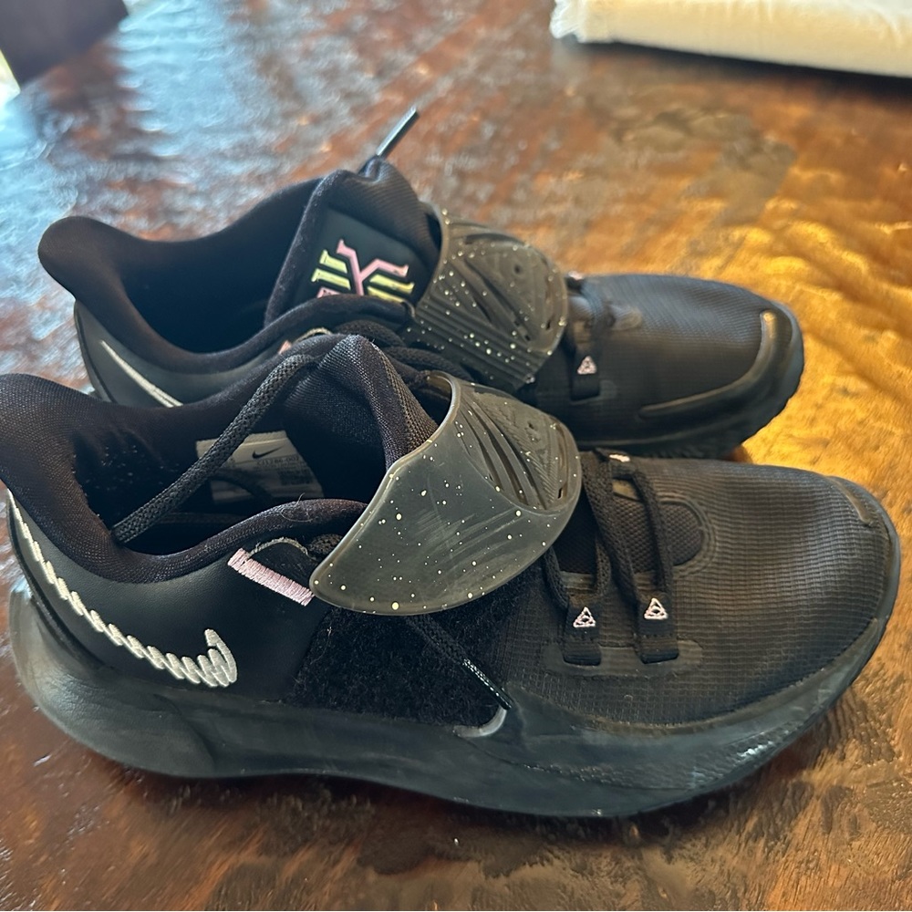 Nike Kyrie Low 3 Basketball Shoes, Men’s size 6.5